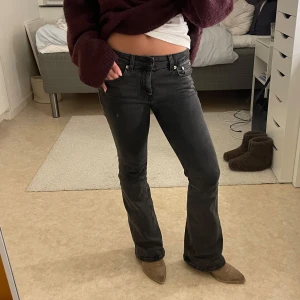 Svarta bootcut jeans  - Snygga lågmidjade svartgråa bootcut jeans i modellen low boot från lager 157. Lite slitage nere vid benen på byxan, storlek XS