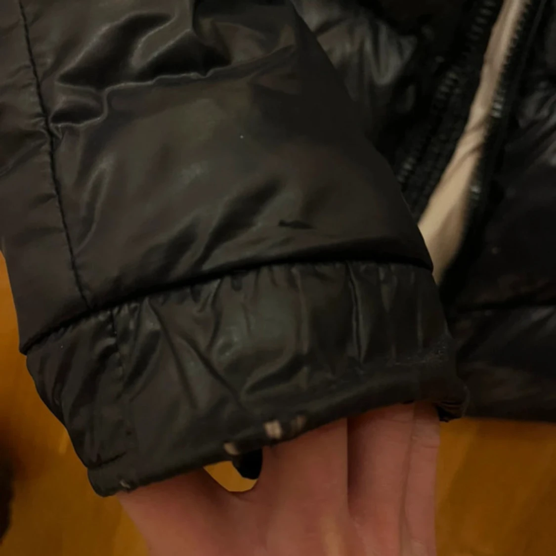 Svart dunjacka med huva från Moncler - 3