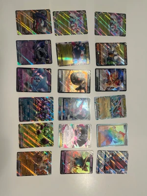 Samling Pokémonkort holo och V-kort - Säljer en samling Pokémonkort med flera holografiska och V-kort. Korten har färgstarka motiv och glansig finish, med olika Pokémon och attacker. Perfekt för dig som vill utöka din samling eller byta med vänner. Alla kort är officiella och har detaljerade illustrationer.
