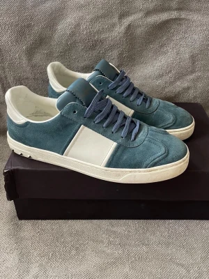 Valentino Flycrew - Säljer ett par otroligt feta och sällsynta Valentino Flycrew Sneakers | Storlek 42.5, sitter något större | Använda men fortfarande väldigt fint skick, 3 nitar saknas på vardera sko | Valentino Box medföljer ✅