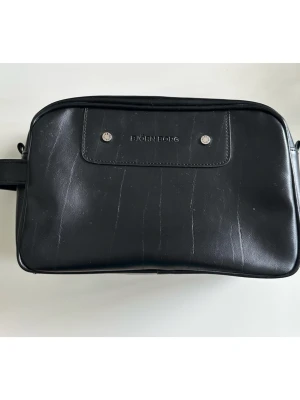 Svart necessär från Björn Borg - Svart necessär från Björn Borg i läderimitation, 28 x 17 cm.  Praktisk väska för förvaring av dina hygienartiklar eller andra småsaker. Med dragkedja och ett litet handtag på sidan, samt extra fack med dragkedja inuti. Fint skick!!  Hämtas i Stockholm eller skickas mot porto. 