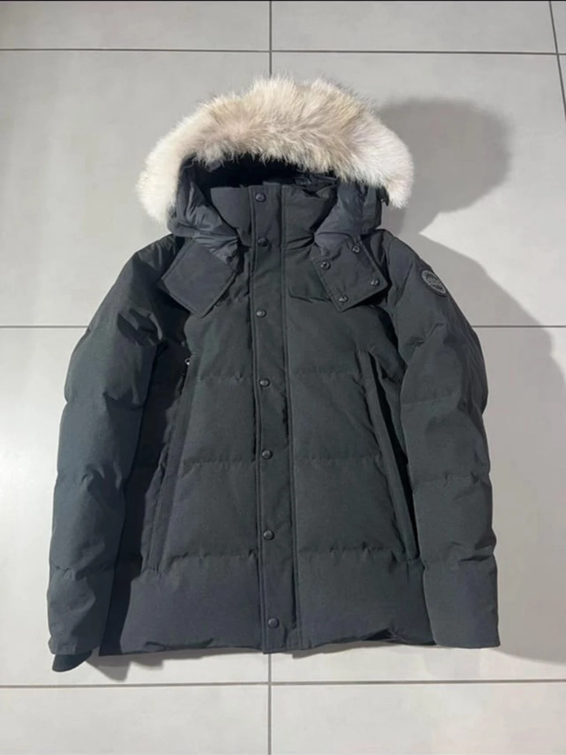 Svart Canada goose med svart badge
