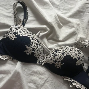 Intimissmi push up bh - Säljer en trendig mörkblå bh med spets detaljer från intimissimi i stl 75c. Den är lite nopprig inuti då den är ganska använd, men inget man märker när man har den på sig. Lite mindre i storlek så skulle rekommendera att gå upp i storlek.💕