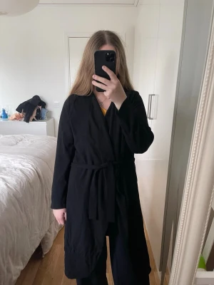 Svart trenchcoat från Cubus - Säljer en tunn svart trenchcoat från Cubus i storlek S. I använt fint skick,
