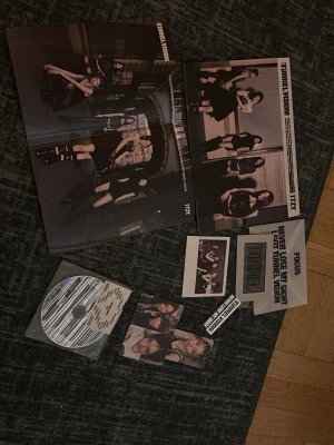 Itzy Tunnel Vision album. - Säljer ett TXT Tunnel Vision album med tillhörande photobook, CD, stickers och alla photocards och poster (alla inclusions)