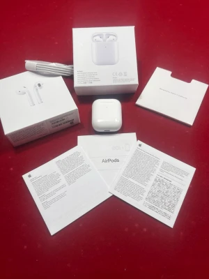 Apple AirPods (2nd generation) med trådlöst laddningsetui - Säljer ett par Apple AirPods (2nd gen) med trådlöst laddningsetui. Komplett med originalkartong, laddkabel och manualer. Hörlurarna och etuiet är i mycket bra skick. Perfekt för trådlös musik och samtal med hög ljudkvalitet.