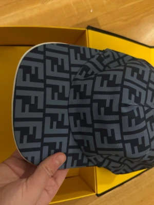 Fendi keps - Blå Fendi keps låda kommer med storlek M