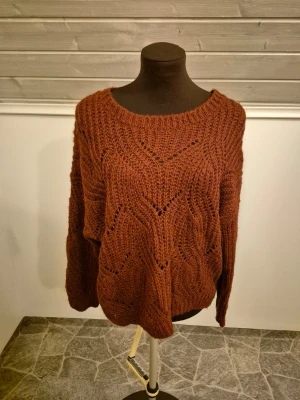 Stickad tröja - Mysig burgundyfärgad stickad tröja🐻🍂❤️ Supersnygg men är lite för kort för mig i ärmarna för mig som är lång. Använd ett fåtal gånger. Det är bara att skriva om man har frågor!😊💖