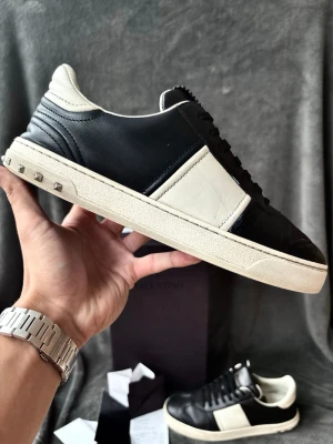 Valentino flycrew skor - Orginalstorlek: 40,5 sitter lite större, fråga om innermått vid osäkerhet | ingår: box, kvitto, äkthetskort