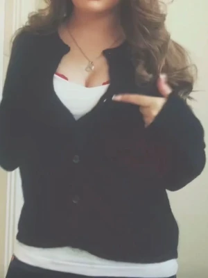 Svart basic kofta med knappar - En enkel svart kofta med knäppning framtill och långa ärmar. Koftan har en klassisk rak passform och är perfekt att slänga över en topp eller t-shirt. Passar till det mesta och är ett måste i garderoben.