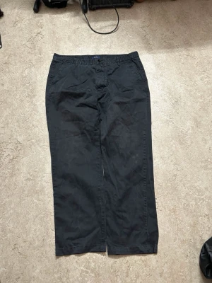 Svarta chinos med rak passform - Snygga svarta chinos med rak passform och elastisk midja. Klassisk design med sidofickor och diskret look, perfekta för en clean och avslappnad stil. Tillverkade i mjukt bomullsmaterial som känns bekvämt hela dagen.