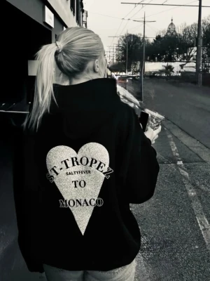 Hoddie med tryck - Säljer en jättesnygg hoddie ifrån Salty Fever🥰aldrig använd, lappen kvar och ligger kvar i original påse.