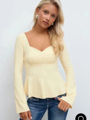 Gul Långärmad topp från Gina  - Supersnygg ljusgul topp med lång ärm och v-ringad hals. Modellen har lätt utsvängd nederkant och figurnära passform som framhäver midjan. Perfekt att styla med jeans för en trendig look. Slutsåld i butik och på Ginas hemsida! Köptes för 229 kr. Den är använd cirka 2 gånger och inga defekter eller skador så i mycket bra skick! Skriv om ni vill ha egna bilder på den🥰