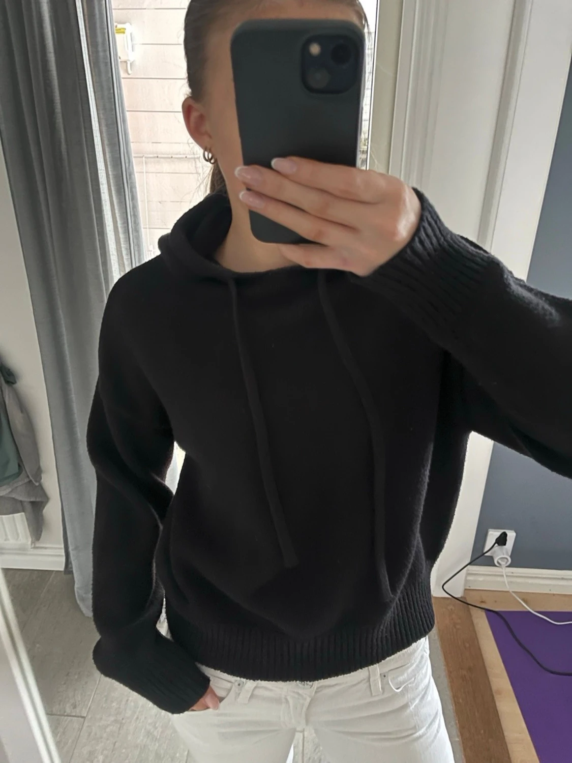 Svart stickad hoodie