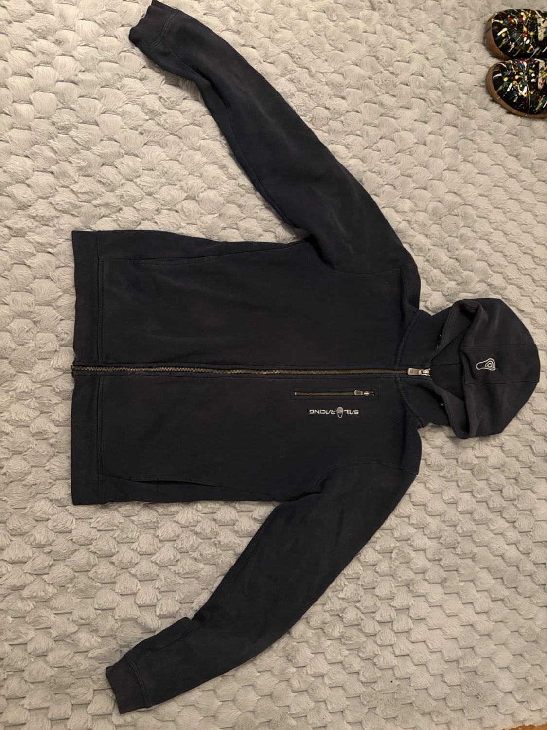 Mörkblå hoodie från sail racing