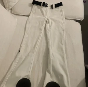 vita skidbyxor - säljer skit snygga skidbyxor med utsvängda ben. har lite defekter som man inte tänker på och som man säkert kan få bort, bara att ja ej försökt. men kan skicka de privat🥰