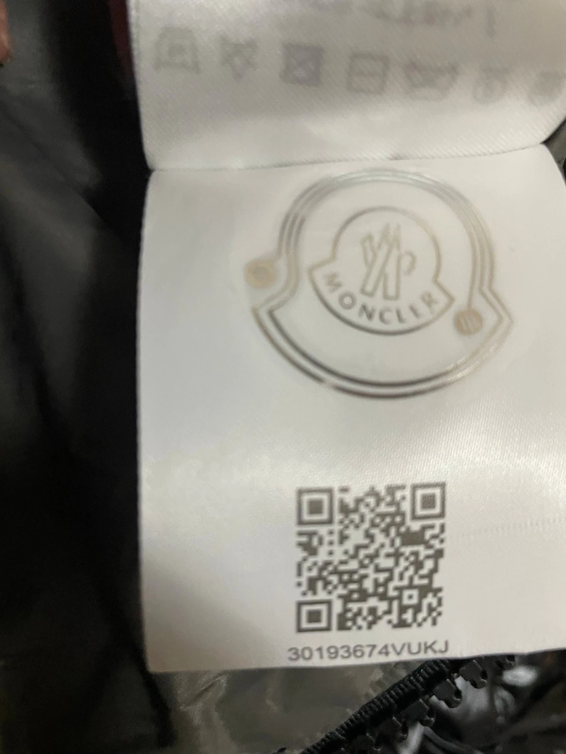 Svart glansig dunjacka från Moncler - 3