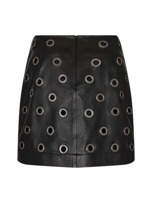 Svart skinnkjol med metalldetaljer - Cool svart kort skinnkjol med stora silvriga metalldetaljer över hela kjolen. Rak modell med markerad söm framtill. Perfekt för dig som vill sticka ut med en edgy stil.