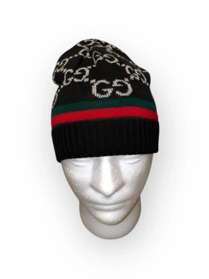 G.u.c.c.i Mössa- Svart, One size - Helt ny. Fin replika med hög kvalitét. Storlek: One size. Pris: 699kr. Först till kvarn. Skickas direkt inom 24timmar 