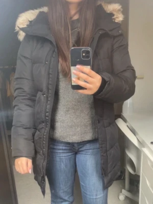 Svart dunjacka med fuskpäls - Sjukt varm vinter jacka från Stadium, köpt för 3 år sedan men bara använd en vinter. Passar mig i storlek S. 