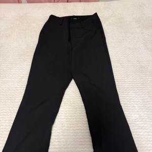 Svarta kostymbyxor från Bik Bok - Stilrena svarta hödmidjade kostymbyxor från Bik Bok i modellen Vilma. 