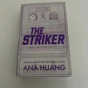 The Striker - Boken The Striker av Ana Huang. Helt ny! Säljer massa fler böcker så kolla gärna in dem!