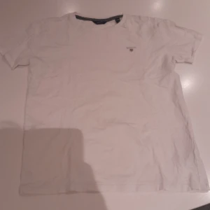 Vit basic t-shirt i bomull - Enkel vit t-shirt i mjuk bomull med rund hals och korta ärmar. Perfekt till jeans eller shorts för en clean och stilren look. Passar dig som gillar klassiska plagg utan mönster eller detaljer.