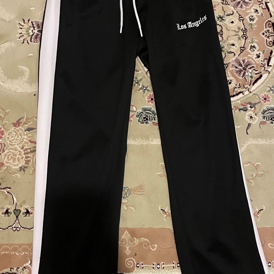 Svarta byxor med Los Angeles-tryck - 1