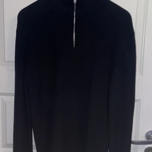 Stickad Half Zip regular fit storlek S  - Säljer min Stickade H&M Half Zip som jag fick hem förra veckan men som var för stor för mig. Aldrig använd och absolut inga defekter eller liknande. 