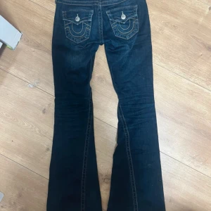 True Religion y2k/vintage Joey low rise - använda ett par gånger, men för de är långa på mig är dem rivna vid hälen(fråga om ni vill ha bild) annars ser det bra ut!