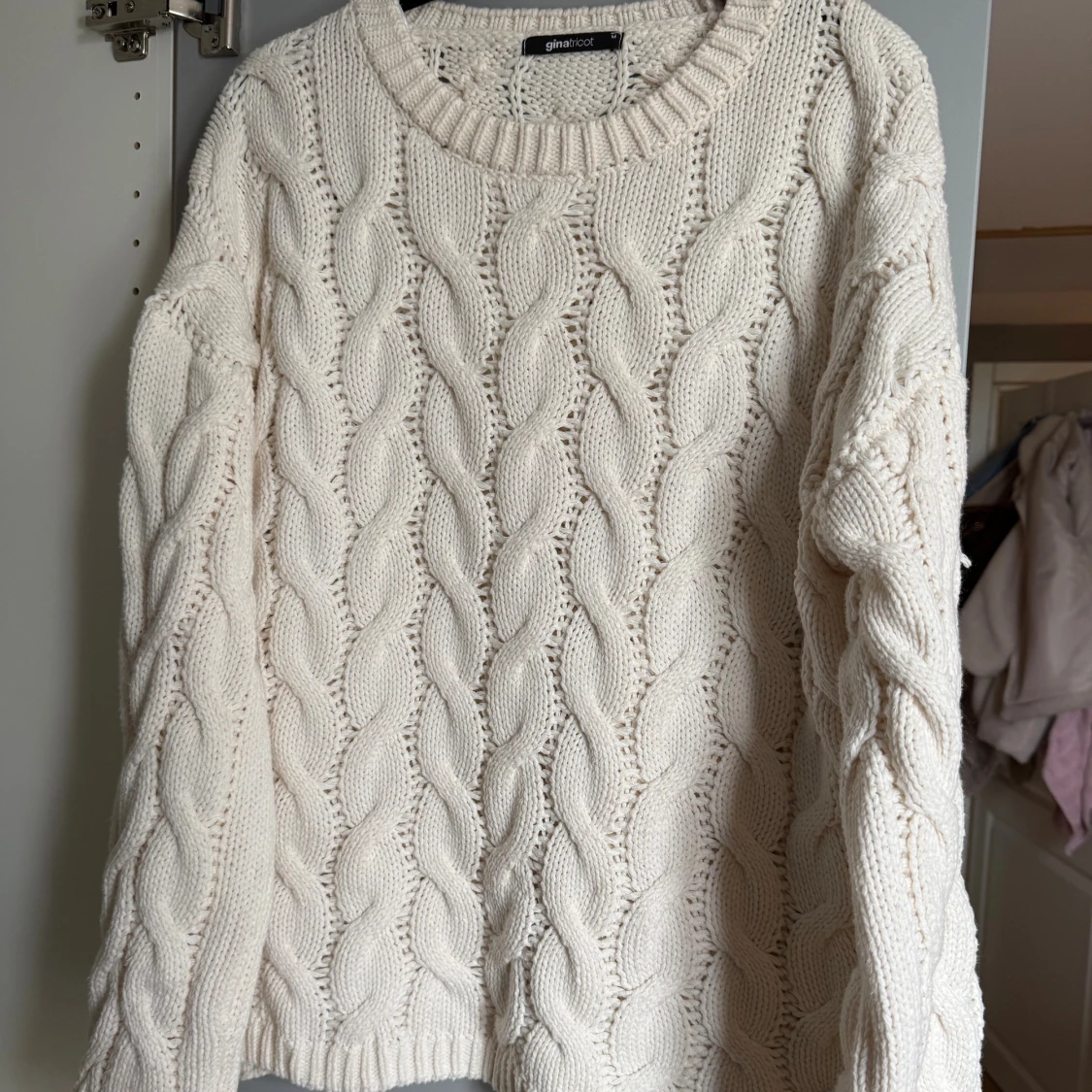 Vit stickad tröja från Gina Tricot