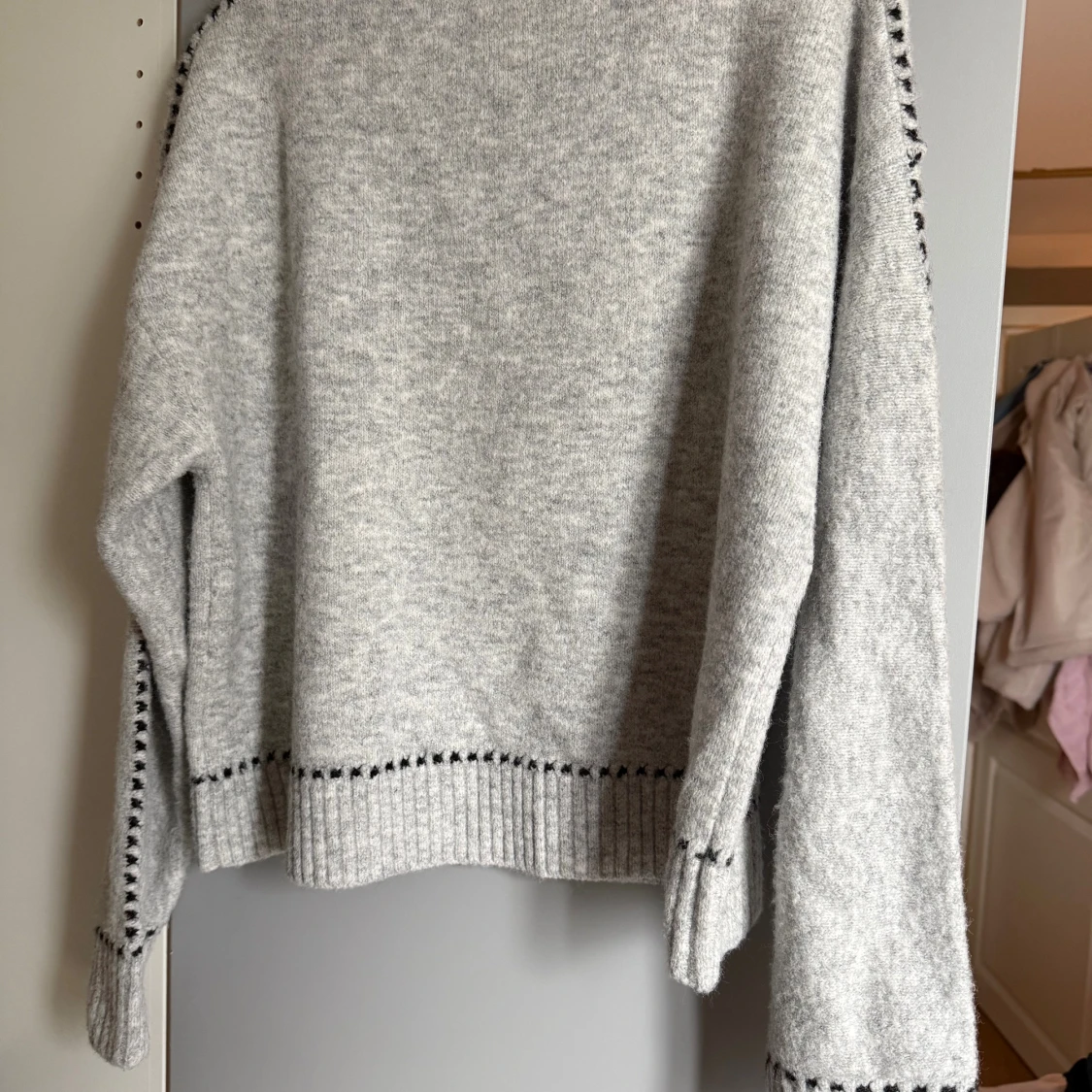 Grå stickad tröja från Neo Noir - 2