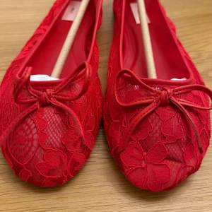 Röda ballerinaskor  - Jätte fina oanvända ballerina skor i spets. Storlek 38 men stora så skulle säga mer som en 39. Nypris 350kr🩷