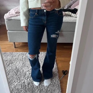 Jeans - Säljer dessa snygga utsvängda mörkblå jeans. Vet inte vilket märket är💕💕 pris går att diskutera. skriv vid frågor💕inte min bild.