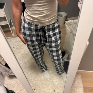 Rutiga pjamasbyxor  - Säljer ett par sköna pjamasbyxor ifrån Lindex i storlek S. Är använda lite gran men inte mycket. 