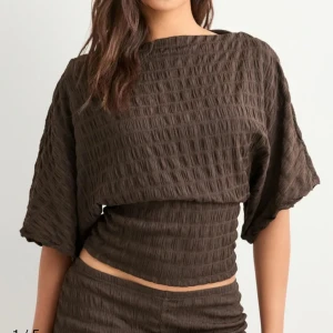 Brun sett från Nelly  - Säljer ett brunt sätt från Nelly (både byxan och tröjan) som jätte fint till att ha vart som helst (båda tröjan och byxan är i storlek xs)