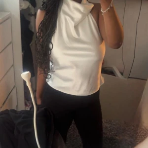 Vit satin topp med öppen rygg🤍🥥 - Supersnygg vit topp i satin med draperad halsringning och öppen rygg. Toppen knäpps åt vid naken. En perfekt elegant och festlig topp. Den har några mindre skador men bibehåller fortfarande sin kvalitet. Pris kan diskuteras. Obs den är skrynklig i bilden.💕💕