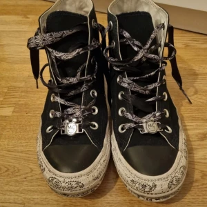Höga Converse  - Höga converse från Miley Cyrus kollektion tillsammans med converse. Är använda några enstaka gånger🩷