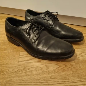 Kostymskor  - Säljer dessa kostymskor som används vid ett tillfälle. Finns inga defekter och sulan är ren! Innersulan: 31 cm