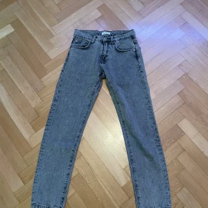 Gråa jeans från Woodbird - Säljer ett par gråa jeans från Woodird då dom inte längre används. Jeansen är storlek 28/32 men uppsydda lite grann. Hör av dig vid funderingar etc!