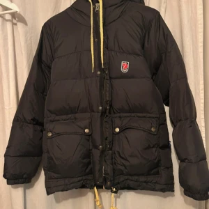  Fjällräven expedition xs - Svart dunjacka från Fjällräven jacka i storlek x passar (xxs-xs-s) beronde på hur man vil den ska sitta. Ny tvättad och torktumlad med tennisbollar. I bra skick 