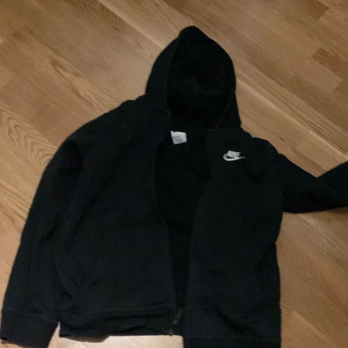 Svart hoodie från Nike med dragkedja