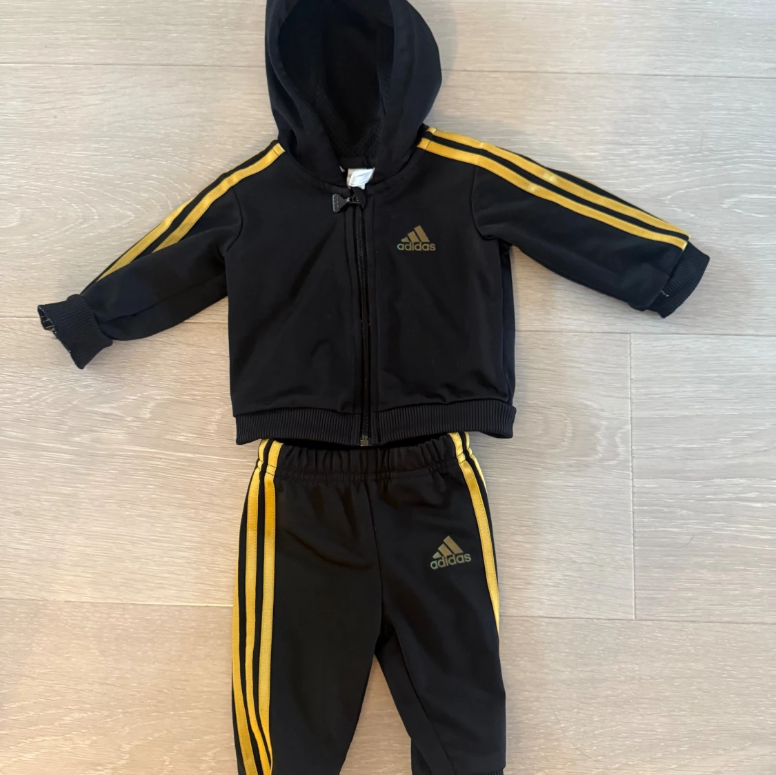 Adidasdress bebis 0-3 mån guld och svart 