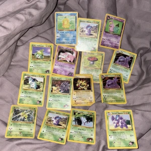 Pokémon samlarkort - Vintage set - Ett coolt set med klassiska Pokémon samlarkort! Perfekt för dig som älskar nostalgi, samlar på Pokémon eller vill börja spela. Här hittar du favoriter som Psyduck, Muk, Electabuzz och fler. Färgglada och unika kort som gör din samling extra speciell!  Dåligt / acceptabelt skick 