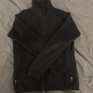 Marinblå fleece  - Köpt på hööks, storlek 158/164 typ xs/s. Skriv privat för fler eller bättre bilder