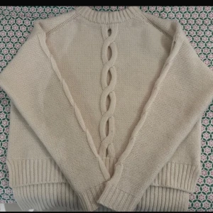 Beige stickad tröja från Filippa K - Superfin beige stickad tröja från Filippa K med grov flätstickning längs ärmar och mitt fram 