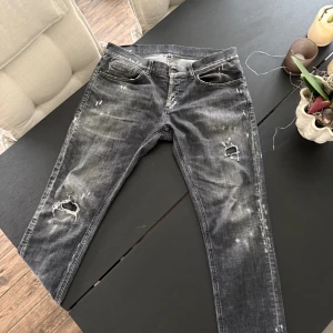 Dondup jeans - Hej! Säljer nu dessa feta dondup George jeans med snygga slitningar och en svart/grå färg med en schysst vit fade. Storlek 34. Hör av er vid funderingar🙌