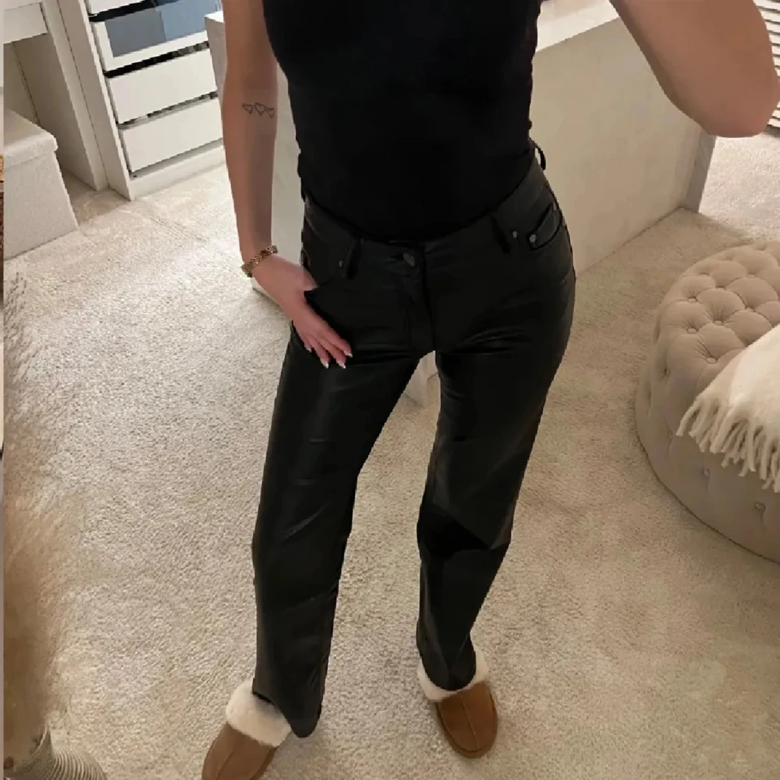 Svarta raka byxor i skinnimitation - 1