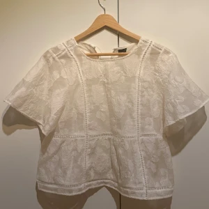 Vit blus - Jättefin vit blus med brodyroch fina detaljer ❤️ använd fåtal gånger😊