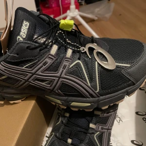 Asics Skor - Helt nya Asics skor med låda, Asics tag, Vinted inspection tag och en liten metal Asics logga, storlek 43,5‼️